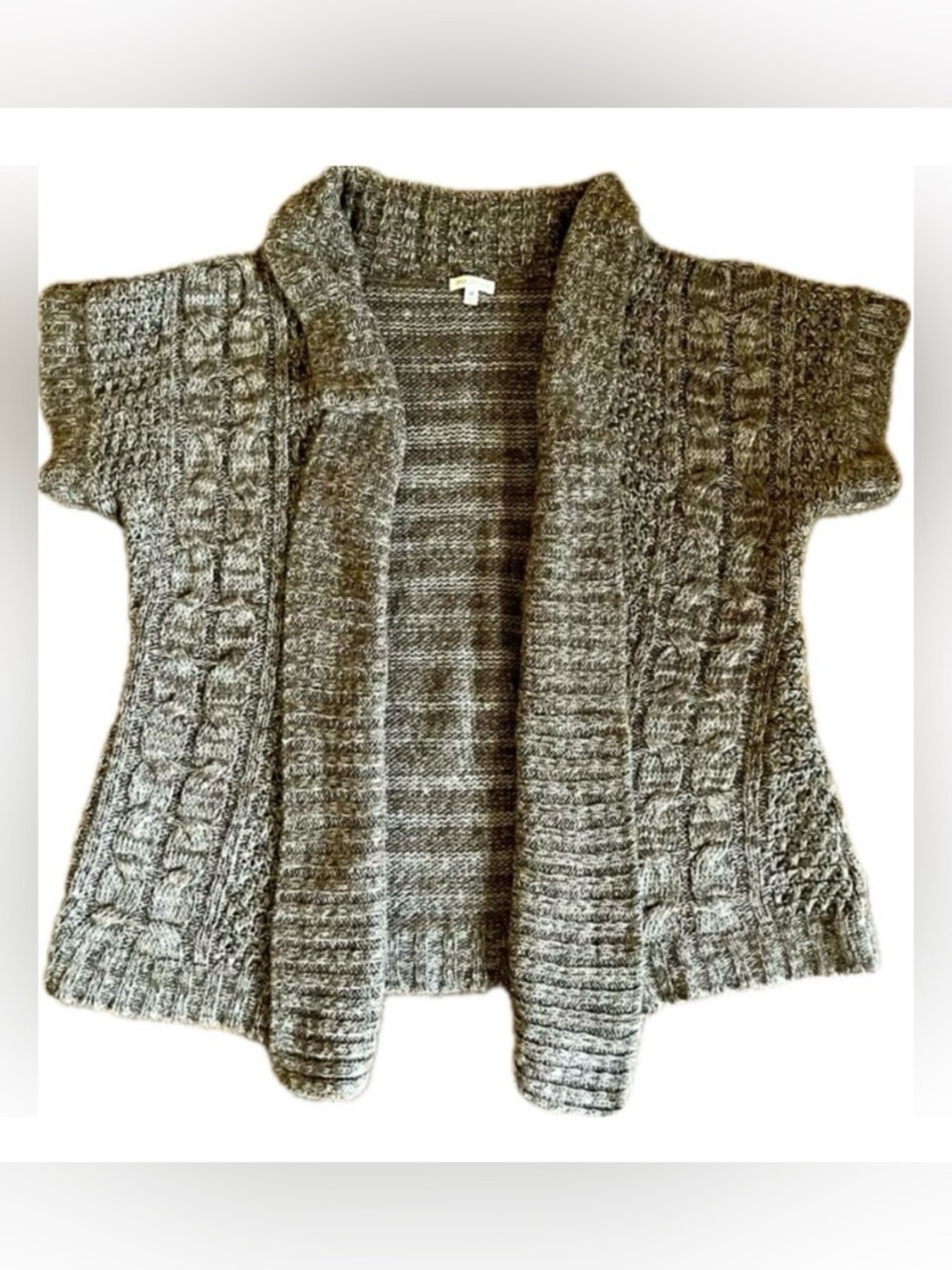 Maurice’s short sleeved cable knit cardigan sweater. Women’s Size Medium.